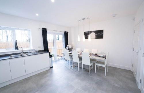 Entire Modern Home with Private Parking for 6/8 Persons - Photo 23