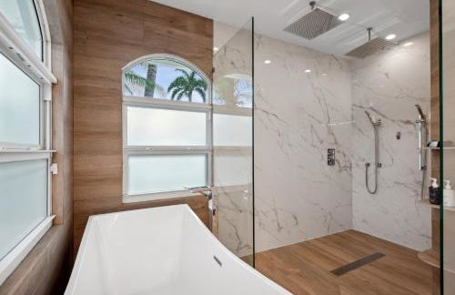 Luxury Modern Waterfront House in BEST Location! King Bed Suite & Close to Beach - Photo 22