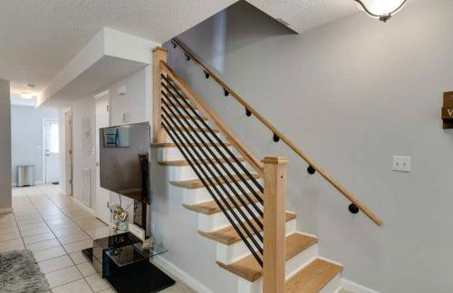 Prime Location With Balcony Near Broadway and Top Golf - Foto 5