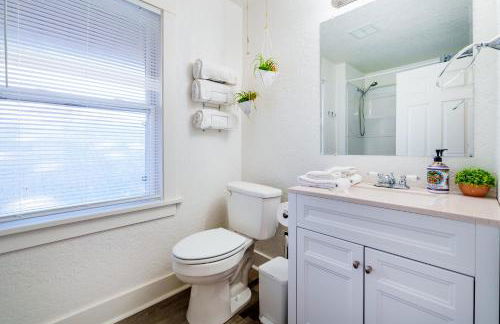 King Bed, Stocked Kitchen, Easy Driveway Parking, 2mi to Downtown & Coliseum - Foto 52