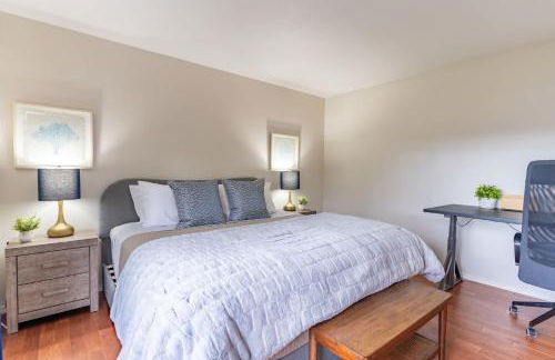 Spacious & Serene 6-Br Family Retreat in Kirkland - Photo 51