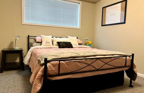 Designer Themed 4 Bedroom in Best Location with Patio and Fireplace - Foto 28