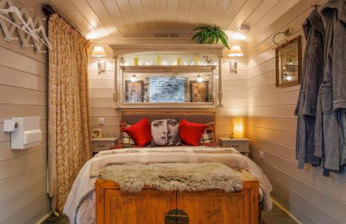 The Challoners - Photo 11