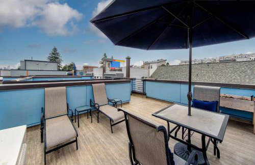 Lake & City View Modern Retreat w AC - Photo 27