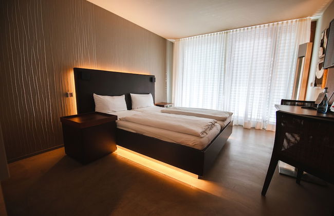 Car by Side - Photo 13