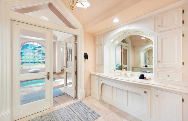 The Pond Estate by Avantstay Maximalist Designer Compound w/ 2 Casitas, Indoor + Outdoor Pools, Tennis Court, & Gorgeous Mountain Views 12k Sqft - Foto 37