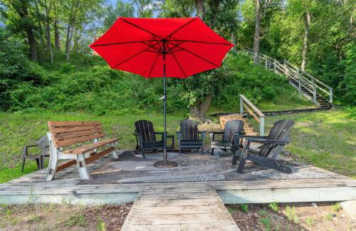 Sandy Beach Family Getaway with Fire Pit and Deck! - Foto 35