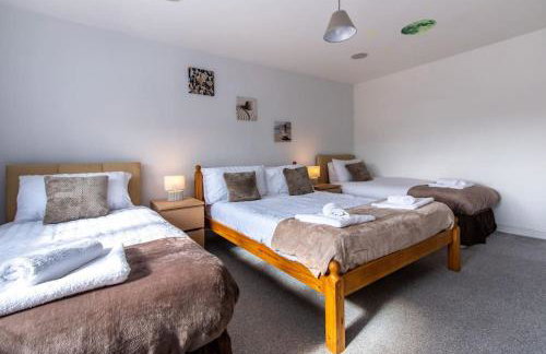 5Bed House with Games Room & Slide! Fast WiFI & FREE Parking - Photo 26