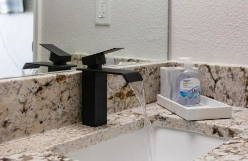 Spacious 5-bedroom villa in welcoming Burleson with WiFi, AC - Foto 20