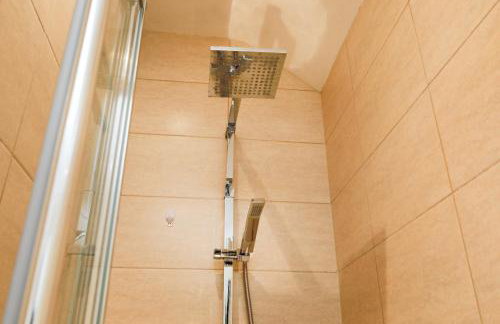 Comfy stays, Rotherham for contractors & Families, spacious, conservatory, free parking, wifi, 3BDR - Foto 7