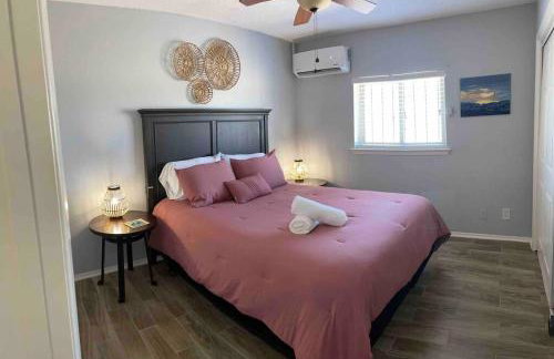 Comfy, contemporary quiet retreat vacation home with views - Foto 26