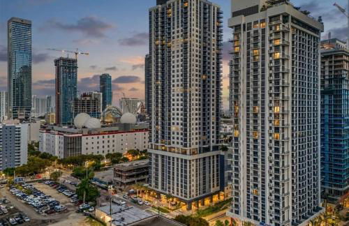 Chic Downtown Miami 2BR City Views Rooftop Pool - Foto 18