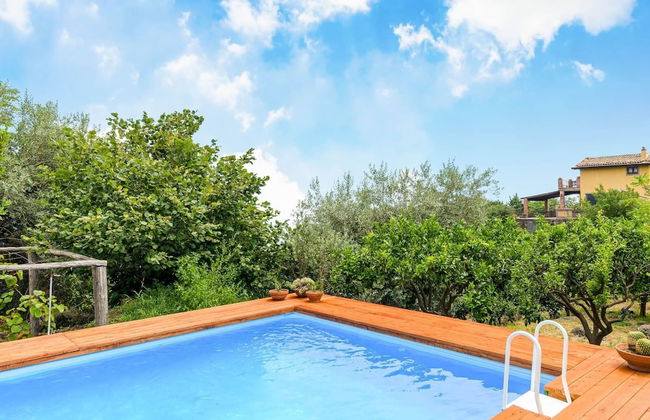 Charming Villa With Pool and Panoramic Surroundings - Photo 1
