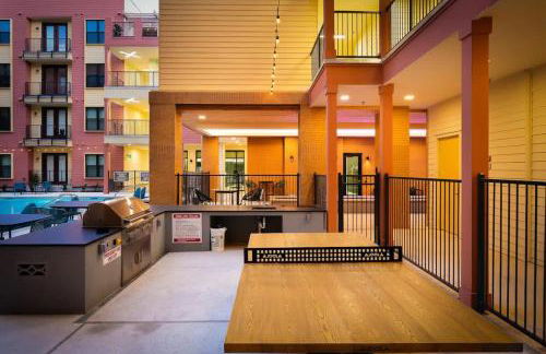 Cozy 2BR w Pool Gym Near Rvrwalk Dome Conv Ctr - Foto 32