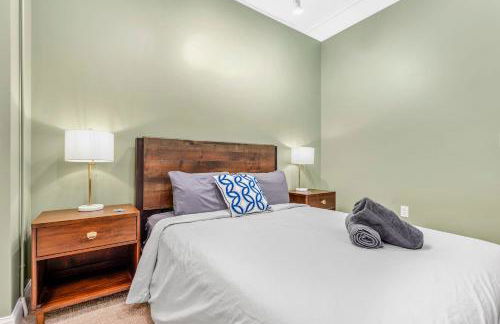 KING First Floor Sleep8 4Beds 2BA Swepson Escape - Foto 27