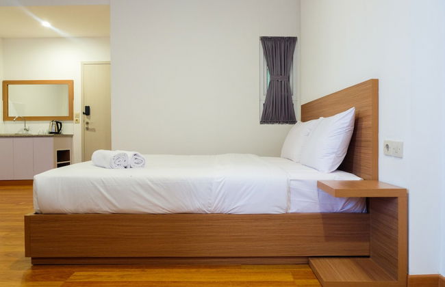 Azalea Suites Cikarang Studio Apartment with Bathtub - Photo 5