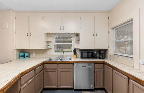 Charming 4BR Westside Home in Beer City USA - Foto 4