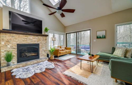 Lovely Poconos Cabin with Resort Amenities! - Foto 1