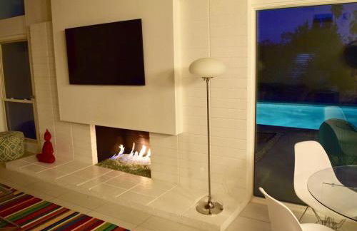 Live the Mid Mod Life at Mariposa Palms - Foto 55