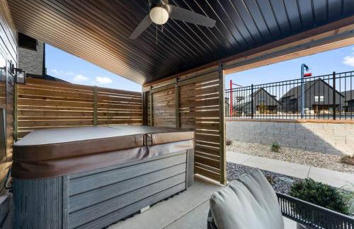 The Luxx - ALL NEW / 4 BD / Poolside / Hot Tub / Lake View - Foto 18