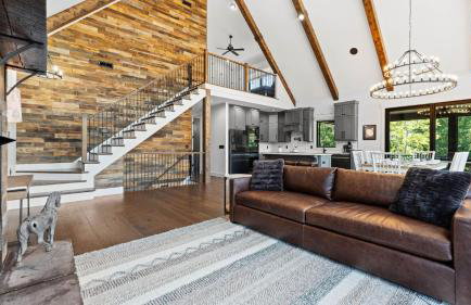 Gray Fox Lodge by Avantstay Waterslide Pool, Theater Sleeps 21 - Foto 4