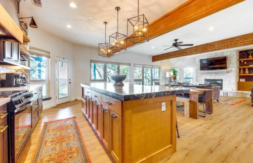 Modern Fischer House with Deck, Fire Pit and Hot Tub! - Foto 11