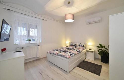 Petit Main Square - Photo 1