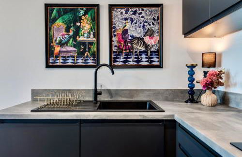 Luxury City Escape - Brand New Stylish 2 Bedroom Apartment with Parking - Foto 23