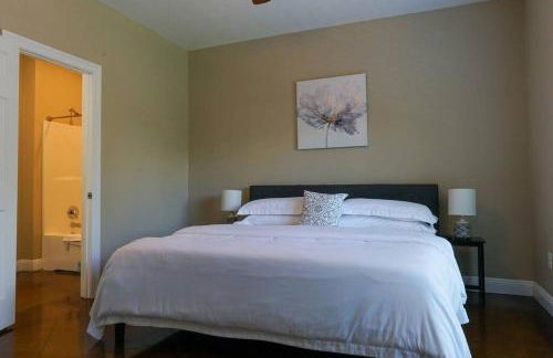 Quiet 3BR Escape, 4 TVs, Kitchen, Parking -F- - Foto 3