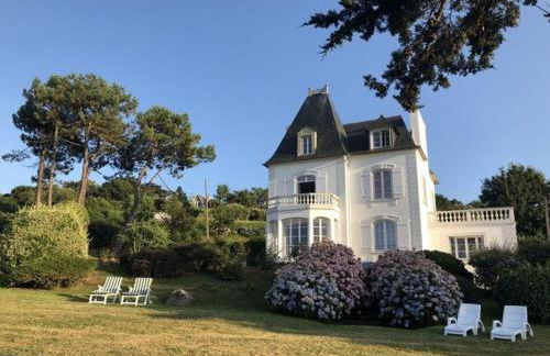 Villa in Primel with Sea View and Beach Access - Photo 2