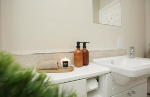 Orchard Place By N And N Stays, Perfect for corporate, contractor teams and families visiting the area, 3 Bed House with Private Parking, Semington Near Bath - Foto 9