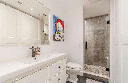 Artistic Retreat, King Suite with Private Balcony! - Foto 23