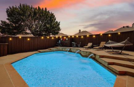 Deluxe Poolside Home, Modern 5BR with Gaming Room - Foto 46