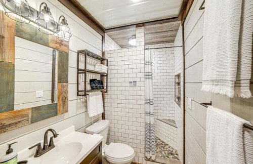 Private Island Home in Belding with Dock and Grill! - Foto 12