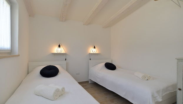 House 1833 - Photo 5, Room