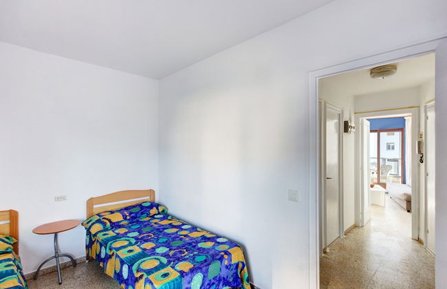 Apartment in Roses on the Beachfront - Photo 2