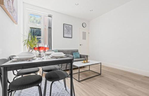 Free Parking ,Modern 4 bedrooms 10min from Birmingham city centre ideal for contractors ,Groups and Families - Photo 35