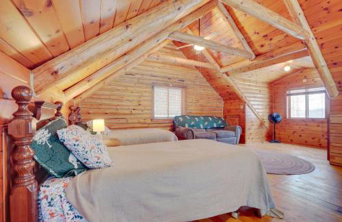 Rhinelander Waterfront Cabin with Deck and Fire Pit! - Foto 17