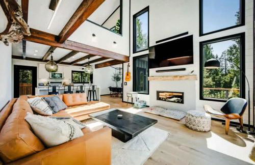 Haven at Cedar Haus Luxury 1BR Escape w Hot Tub EV Charger Gourmet Kitchen Fully Fenced Yard Dogs OK - Foto 1