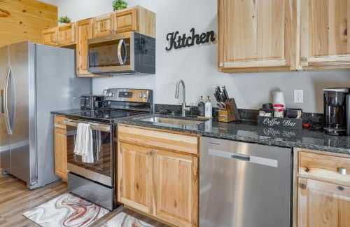 Serene Logan Retreat with Hot Tub and Stargazing Dome - Foto 8