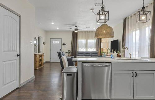 5th St Getaway w Sauna Hot tub Firepit & Game Room - Foto 26