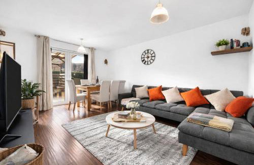Stylish 3BR Home - Sleeps 7 - 15 Min to City Centre, Parking Garden & Fast Wi-Fi - Foto 1
