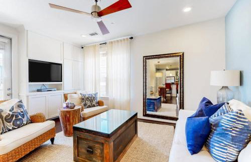 Water-View Condo with Balcony, Smart TVs, Washer/Dryer and Pool - Foto 4