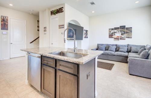 Meticulously-maintained 3-BR Townhouse w/ Backyard ~ Double-Story! - Foto 16