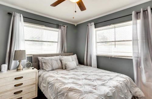 Pool and Screened-In Patio Tropical Florida Abode - Foto 21