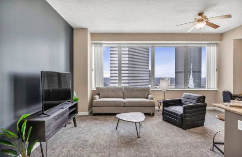 Luxury High-Rise • 18th Floor Condo • Parking 1 - Foto $