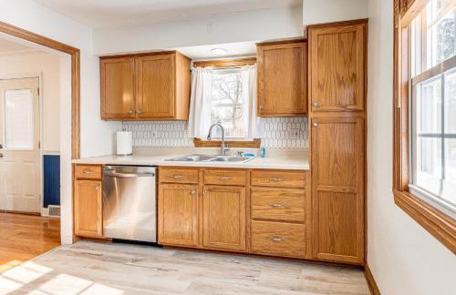 3 Mi to Hospitals Inviting Rockford Home with Yard! - Foto 10