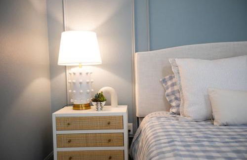 Spacious 4BR with Pool and Grill - Near Lakes and Harbor - Foto 16