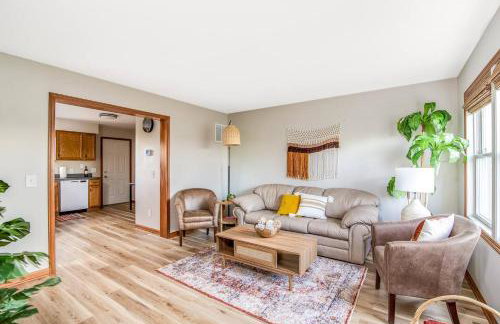 Boho Cleveland Bungalow - Sun-Drenched 2BR with Deck - Foto 9