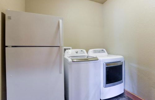 Luxury Lakefront Chalet Resort 2 Pools FREE Amenities Dock Kayaks Waterslide - Foto 19